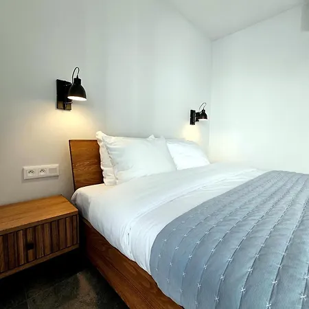 Apartman Coastline - Designer Seaside With Pool, 2-minute Walk To The